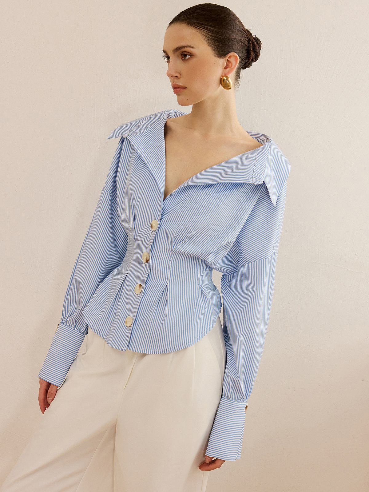 Camisa de cuello a rayas con diseño que ajusta la cintura