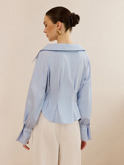 Camisa de cuello a rayas con diseño que ajusta la cintura