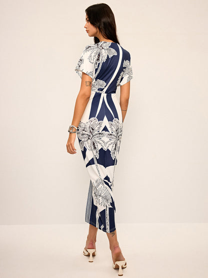 Vestido midi estampado con escote en V profundo y sin cinturón